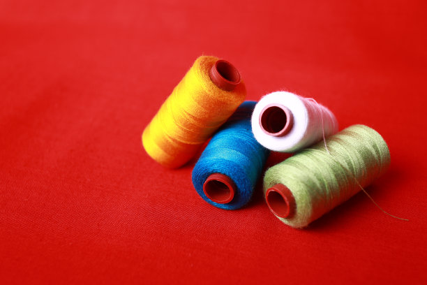 多色线-红色背景的东西图片下载