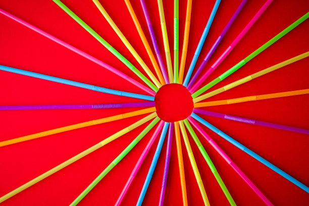 红色背景的多色吸管图片下载