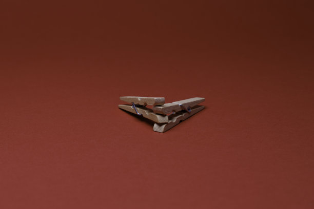 红色背景上的木制衣架图片下载