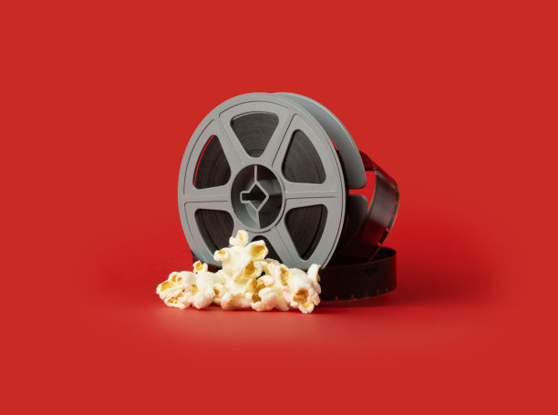 电影胶片卷与爆米花孤立的红色背景图片下载