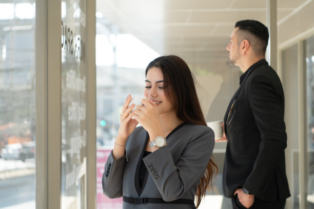 会议结束后，新一代企业家休息了一下。图片下载