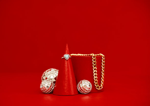 在基座上的女性珠宝收藏。红色背景与复制空间图片下载