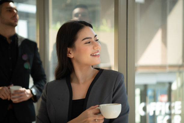 会议结束后，新一代企业家休息了一下。图片下载