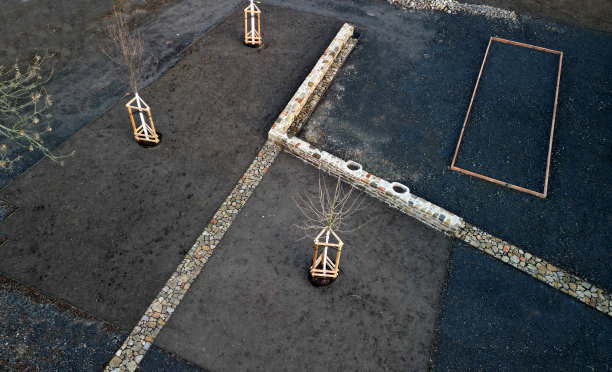 手工堆叠的石墙，你可以在花园和房子周围找到。坡地的支撑部分，划分出一个梯田地块，可作为抬高床、土壤的支撑，进行景观美化图片下载