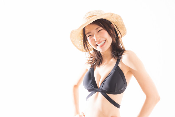 泳装模特穿着黑色2件泳衣在一个白色的背景图片下载