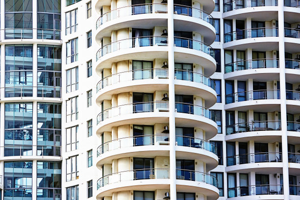 现代公寓建筑的细节，有玻璃装饰的弧形阳台图片下载
