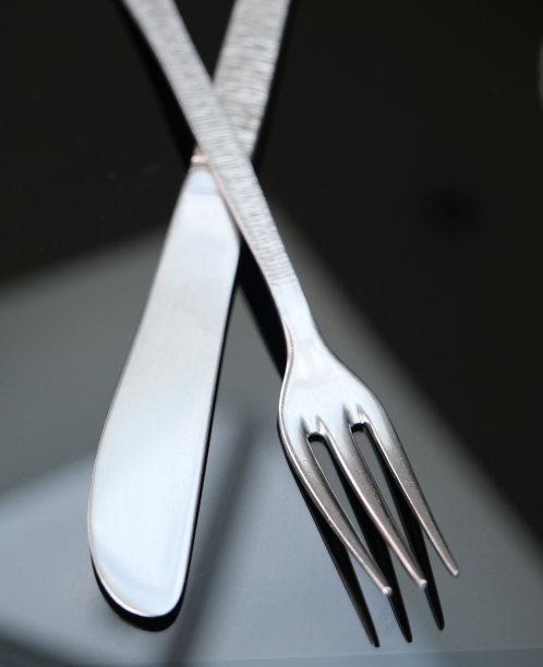 镜面不锈钢餐具(刀叉)。去餐馆或咖啡馆吃饭图片下载