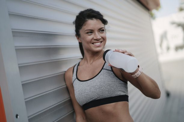 年轻口渴的女人训练户外图片下载