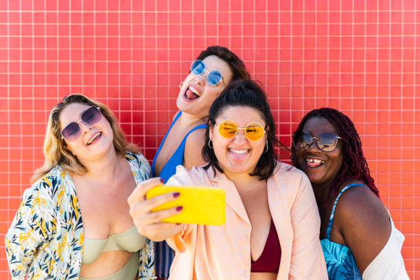 一群穿着泳装的大码女人在海滩上图片下载