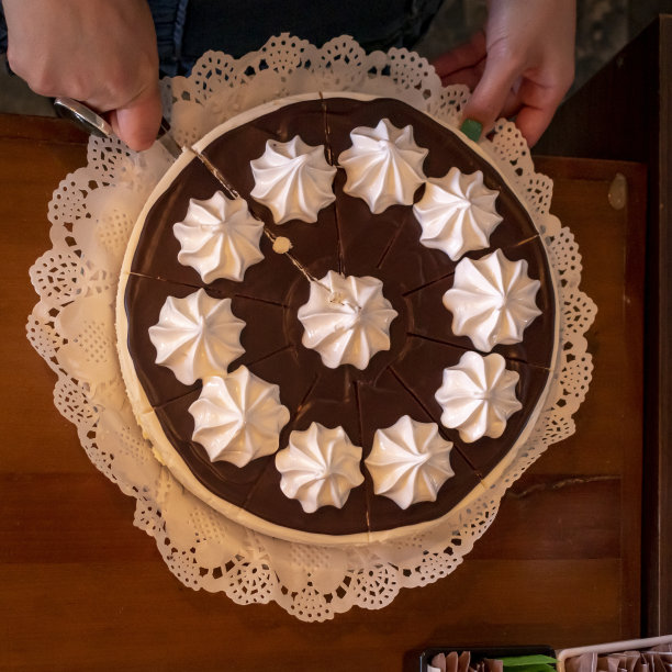 正在切蛋糕图片下载