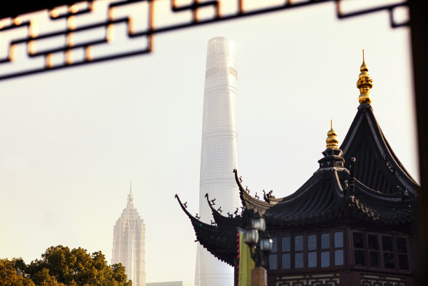 上海的现代摩天大楼与豫园的传统建筑形成了鲜明的对比图片下载