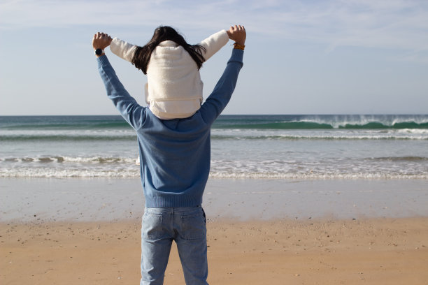 日本家庭一起走在海滩上的背影图片下载