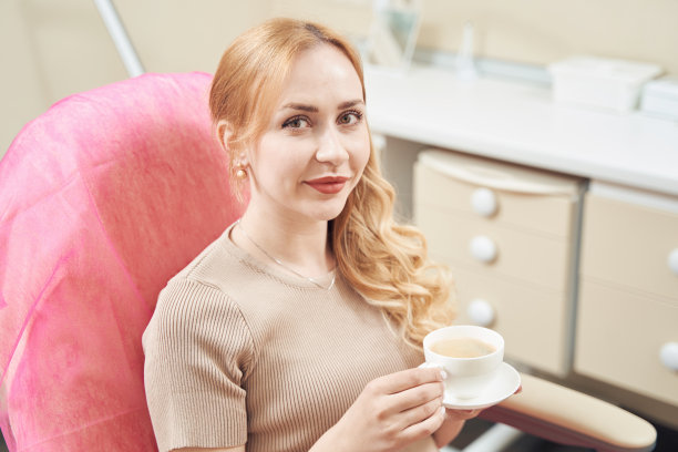 雅乐女正在参观美容沙龙图片下载