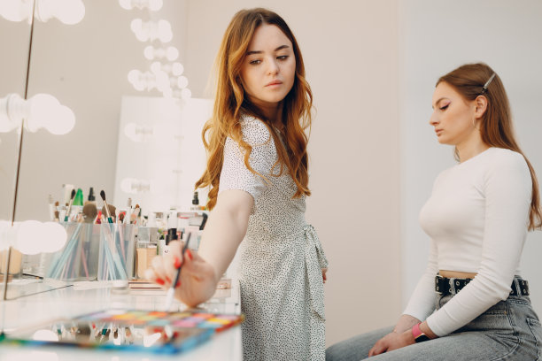 美丽的年轻女子化妆美容面部刷图片下载