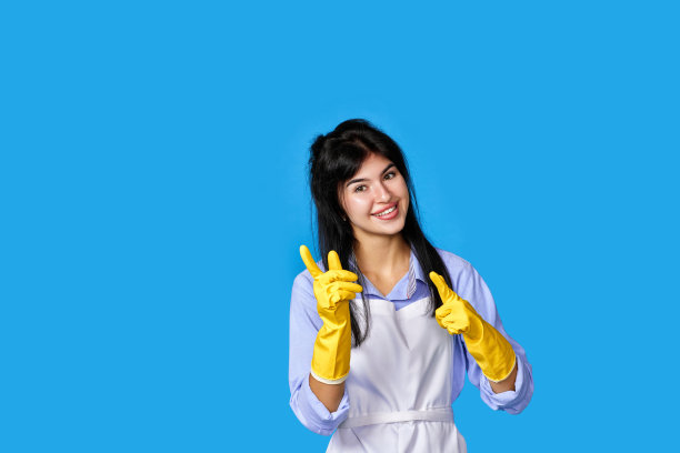 戴着黄色橡胶手套的女孩指着一旁的复印空间图片下载