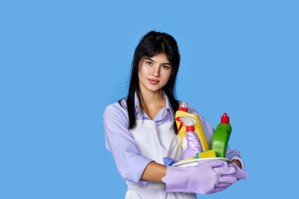 戴手套的女人拿着清洁用品的桶图片下载