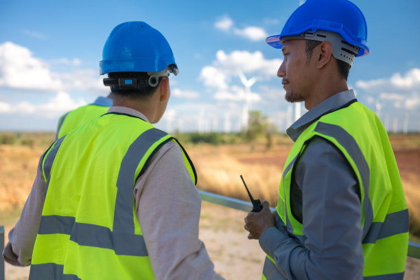 在野外工作的亚洲工程师。工人在建筑工程现场检查和检查施工和机器。风力发电机是清洁能源和环境可持续的电力。图片下载