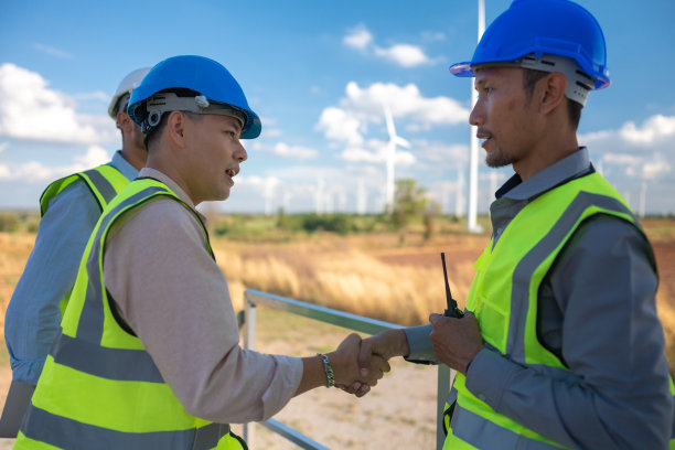 在野外工作的亚洲工程师。工人在建筑工程现场检查和检查施工和机器。风力发电机是清洁能源和环境可持续的电力。图片下载