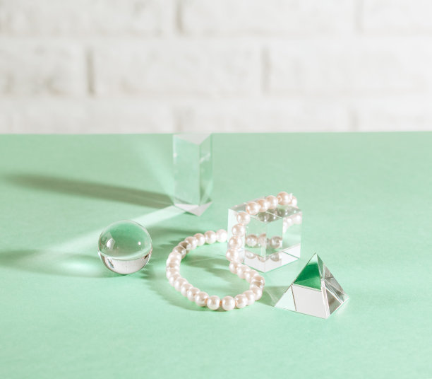 珍珠在绿色背景与复制空间。项链珠宝。图片下载