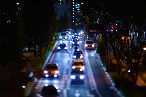 东京城市十字路口的夜间微缩交通堵塞图片下载