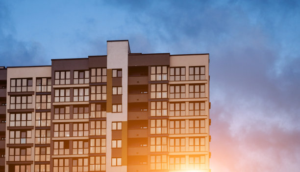 黄昏笼罩着公寓图片下载