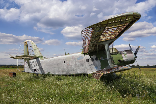 破旧的双翼飞机图片下载