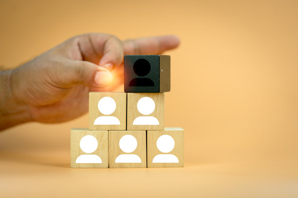 组织概念中的毒性和冲突。解雇不称职的工人。从团队中解雇员工。图片下载