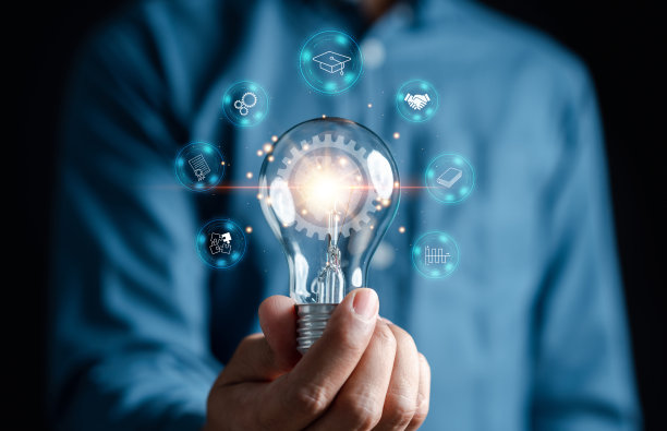 E-learning教育毕业理念，在线智能学习，网络研讨会，视频教程，在线培训和电子学习网络研讨会，手持灯泡，虚拟毕业生图标。图片下载