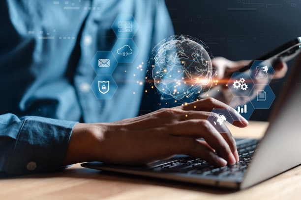 商人使用智能手机管理目标理念图标，用于规划发展领导和客户目标群体，启动新的商业理念。图片下载