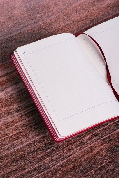红色笔记本是用来写作的日记。空白表。俯视图图片下载