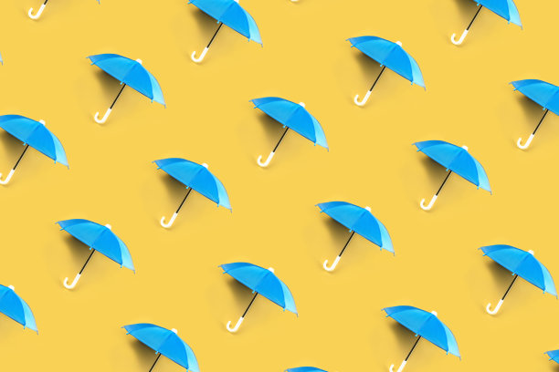 撑开雨伞避雨。春天和秋天的天气。模式。图片下载