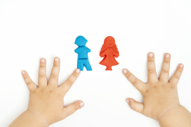 婴儿的手和人的形状由彩色橡皮泥在白色。幸福家庭理念。图片下载