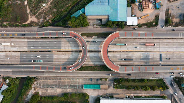 u型弯道沥青混凝土地面鸟瞰图。图片下载