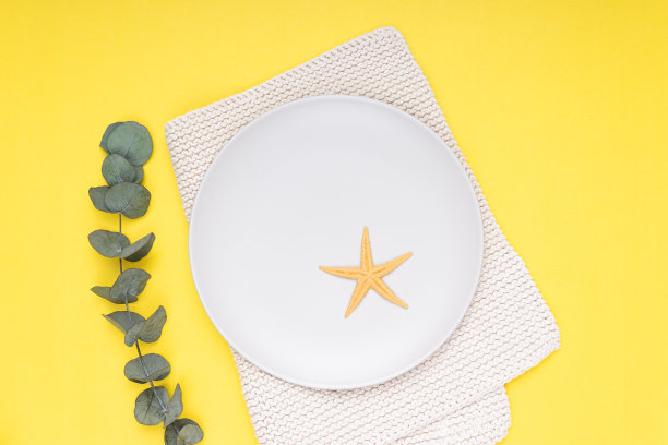 盘子放在餐垫上，孤立的背景，厨房用具图片下载