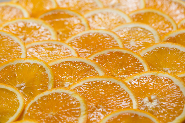鲜亮的橘色背景来自多汁的橘片。健康食品，背景。图片下载