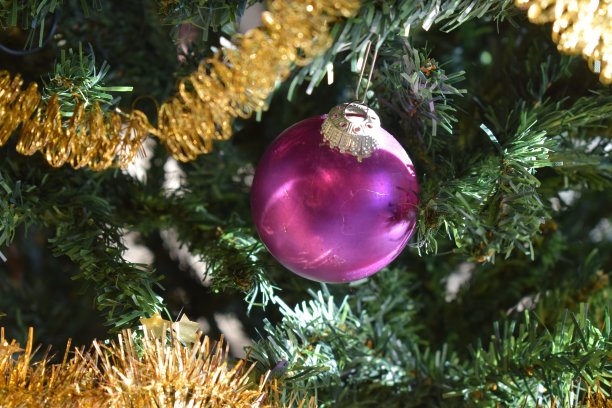 圣诞装饰，紫色玻璃球图片下载