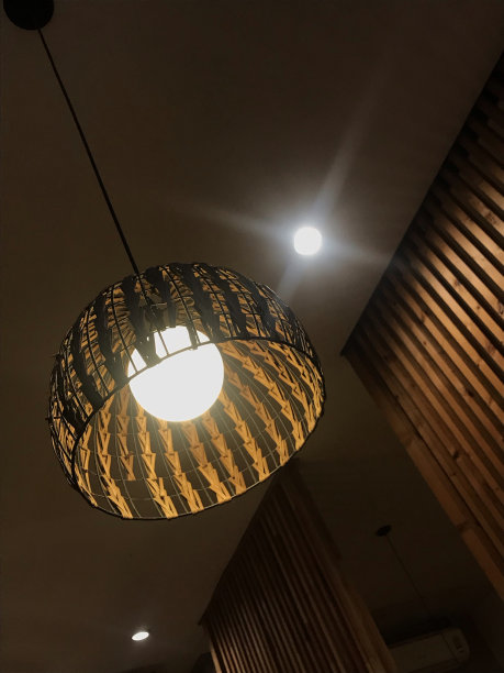 天花板上挂着灯图片下载