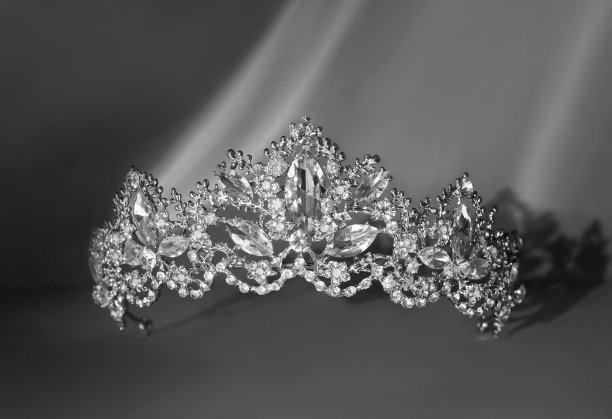 复古皇家宝石豪华王冠。公主皇冠。黑白照片，单色。图片下载