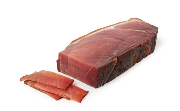 意大利熏火腿放在白牛排上图片下载