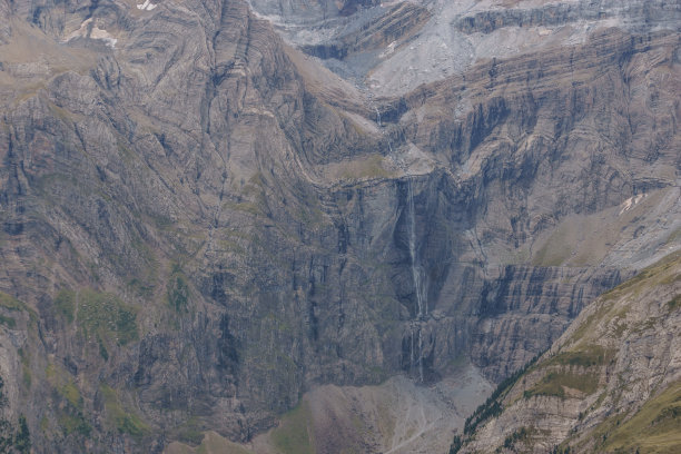 法国新阿基坦，著名的加瓦尼瀑布在法国比利牛斯山脉的极端地形和巨大的岩壁形成的远景细节图片下载