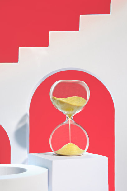 沙漏在讲台上。粉色和紫色霓虹灯的超现实拱门。沙漏也被称为沙漏、沙计时器或沙钟。图片下载