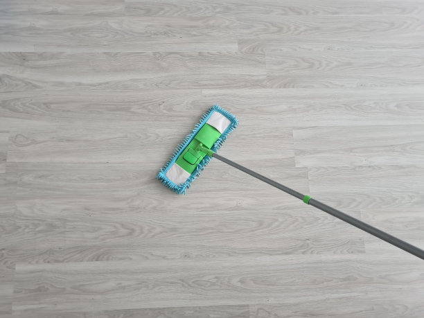 强化清洁和拖把在木地板特写图片下载
