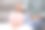 年轻女子在室内桌子上把硬币放进储蓄罐，特写图片下载