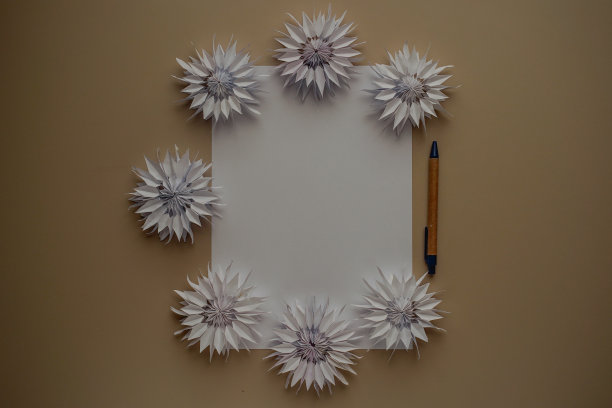 祝贺或祝福的空间。空白纸张与复制空间的文字，钢笔，7折纸特写俯视图DIY米色背景。新年圣诞装饰。模糊的背景图片下载