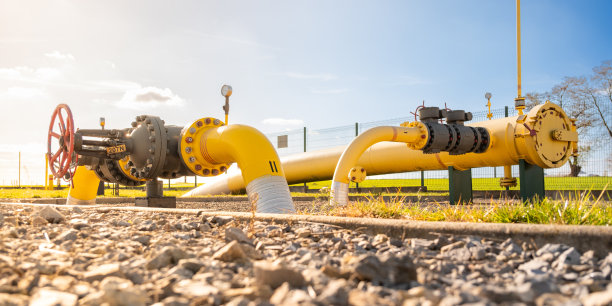 大燃气管道——天然气输送系统。输气基础设施来自地面，黄色管道带有安全阀的输气管道图片下载