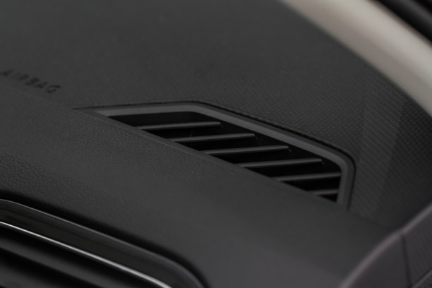 汽车空调近景。空调在车内流动。详细的汽车内部。风管。图片下载