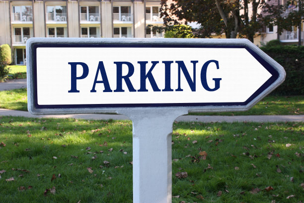 停车场户外射击的方向箭头图片下载