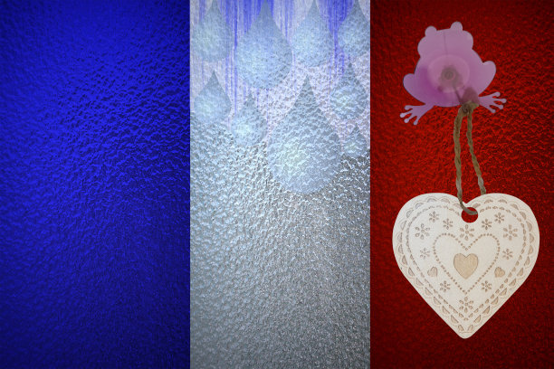 三色蓝白红磨砂玻璃淋浴屏幕上装饰有水滴图片下载