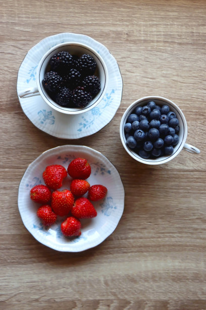 各种浆果在复古杯图片下载