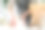 一个女人用大豆蜡制作蜡烛，在她的创意空间里工作图片下载